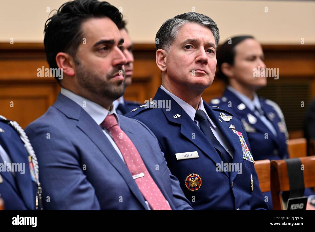 Washington, États-Unis d'Amérique. 27 avril 2022. Le général de division Christopher Finerty de la Force aérienne des États-Unis, directeur du bureau de liaison législative de la Force aérienne, centre, écoute pendant le Comité des services armés de la Chambre la demande de budget pour l'exercice 2023, le 27 avril 2022 à Washington, D.C., crédit: Eric Dietrich/États-Unis Air Force photo/Alamy Live News Banque D'Images