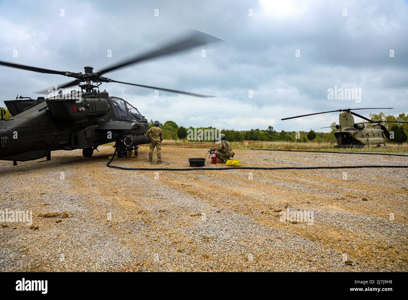 Les pilotes d'Apache du 2nd Escadron, 17th Cavalry Regiment, 101st combat Aviation Brigade, 101st Airborne Division (Air Assault), reçoivent du carburant de l'arrière d'un hélicoptère chinook lors d'une mission de « Fat Cow », le 4 mai, à fort KNOX, Ky. Les missions de « FAT Cow » sont un processus de ravitaillement accéléré sur le terrain qui permet aux hélicoptères chinook de fournir du carburant à d'autres hélicoptères de l'unité tout en fonctionnant derrière des lignes ennemies. (É.-U. Photo de l'armée par le Sgt. Jeremy Lewis, Détachement des affaires publiques de 40th) Banque D'Images