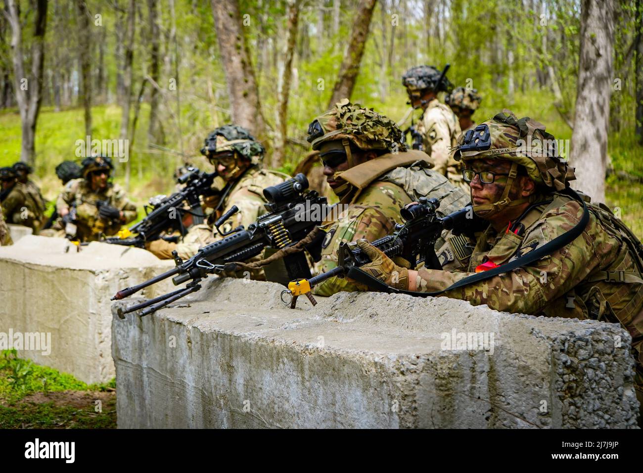 Les aigles hurlant du 1st Bataillon, 506th Infantry Regiment 'Red Currahee', 1st Brigade combat Team 'Bastogne', 101st Airborne Division (Air Assault) ont mené des exercices d'incendie en direct de peloton pendant l'opération Aigle létal, fort Campbell, Ky. Les exercices de feu réel ont incorporé des éléments de leur peloton de mortier, des sapeurs du 326th Brigade Engineer Battalion et des observateurs avant du 2nd Bataillon, 32nd Field Artillery Regiment. Banque D'Images