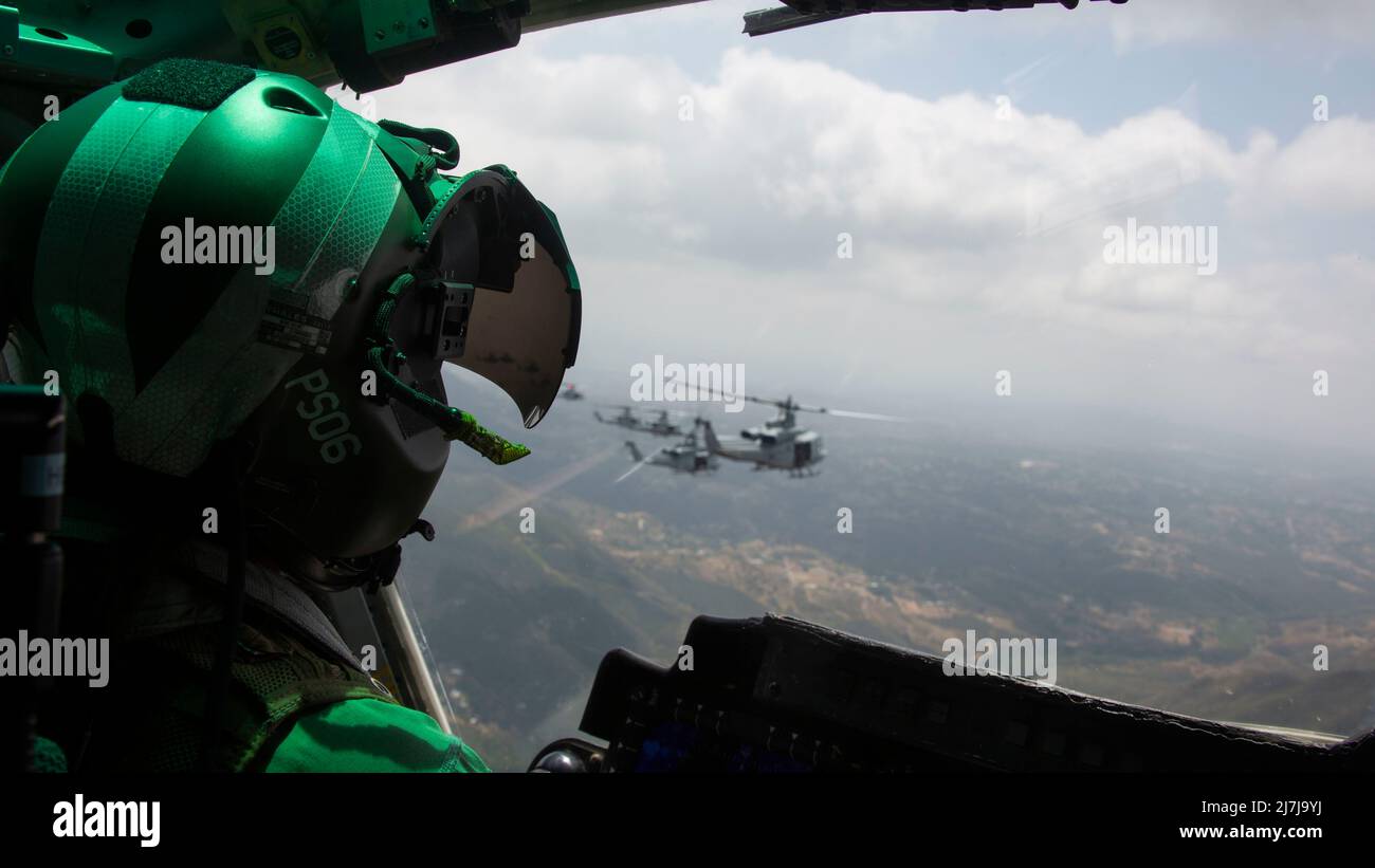 ÉTATS-UNIS. Le capitaine du corps maritime Daphne Kelly, pilote UH-1Y Venom de Chicago, Illinois, avec l'Escadron d'entraînement des hélicoptères d'attaque de lumière marine (HMLAT) 303, Groupe d'aéronefs maritimes 39, 3rd l'escadre des aéronefs marins effectue un vol de masse au camp de base du corps maritime Pendleton, Californie, le 28 avril 2022. Le HMLAT-303 est l'escadron de remplacement de la flotte des avions de la série H-1, responsable de l'entraînement des Marines à voler en toute sécurité les hélicoptères d'attaque du corps des Marines. Les Marines avec HMLAT-303 ont démontré les capacités tactiques et la puissance de combat de la plate-forme H-1 en achevant ce vol de masse et en continuant à former t Banque D'Images