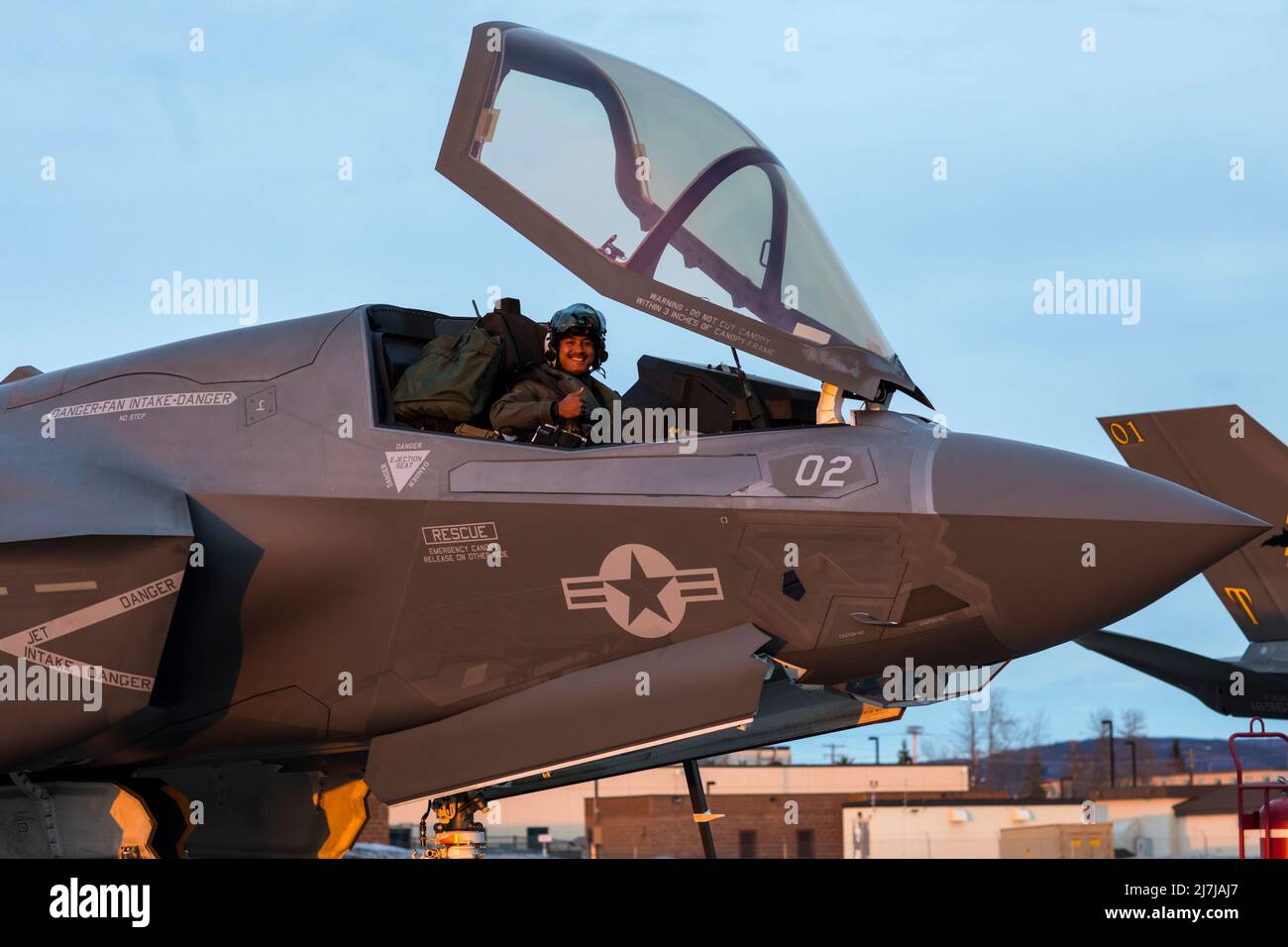 Le capitaine du corps des Marines des États-Unis, Dustin Pechler, pilote du Marine Fighter Attack Squadron 242, pose pour une photo à l'intérieur d'un F-35B Lightning II avant de débarquer pour soutenir LE DRAPEAU ROUGE Alaska 22-1 à la base aérienne d'Eielson, Alaska, le 25 avril 2022. RF-A est une plate-forme idéale pour l'engagement international, permettant l'échange de tactiques, techniques et procédures tout en améliorant l'interopérabilité afin de maintenir une Indo-Pacific libre et ouverte. (É.-U. Photo du corps marin par Cpl. Bryant Rodriguez) Banque D'Images