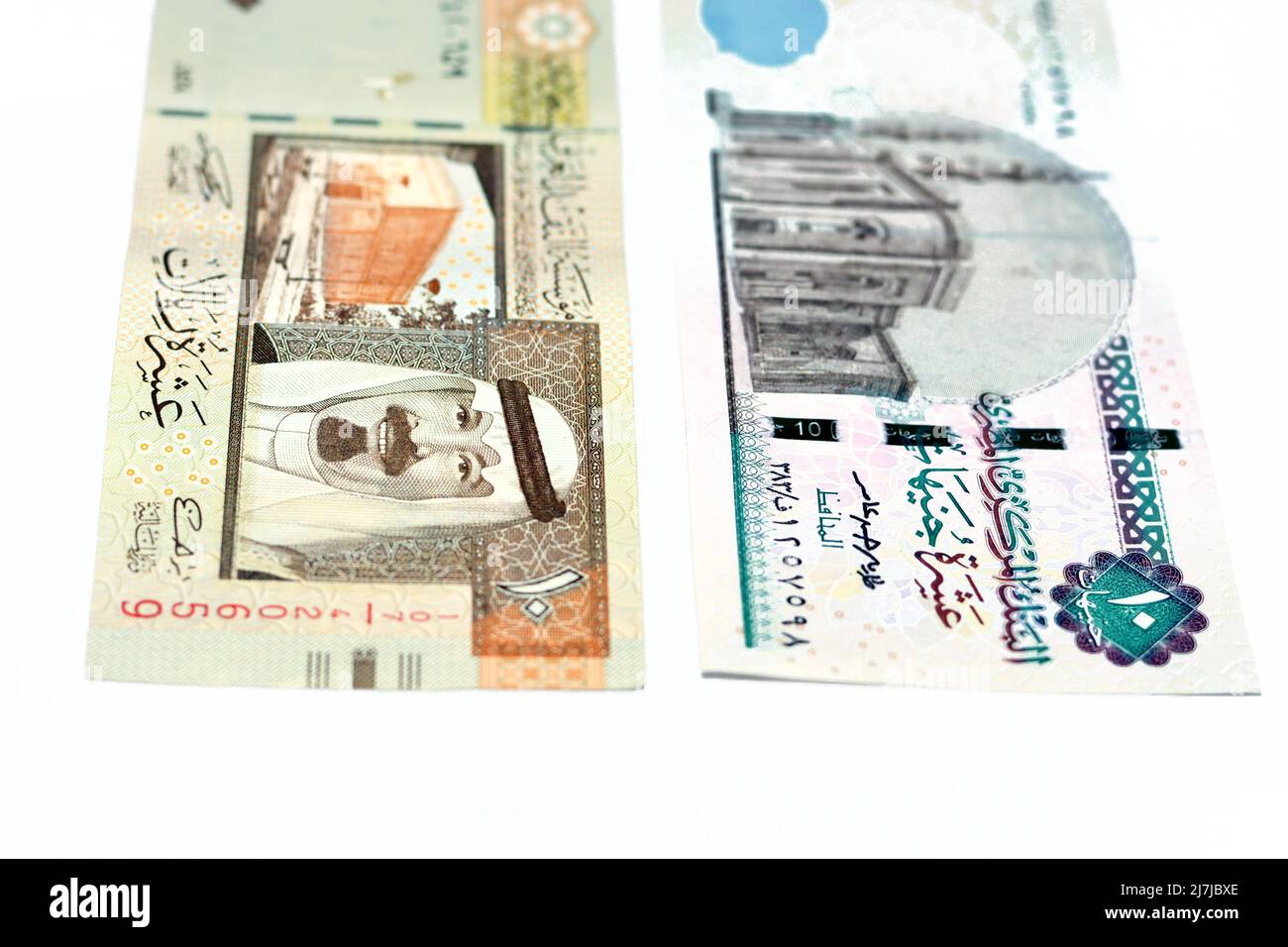 Les côtés opposés d'une ancienne Arabie Saoudite 10 dix riyals billet de banque avec 10 LE dix livres égyptiens projet isolé sur un fond blanc, foyer sélectif d'EGY Banque D'Images