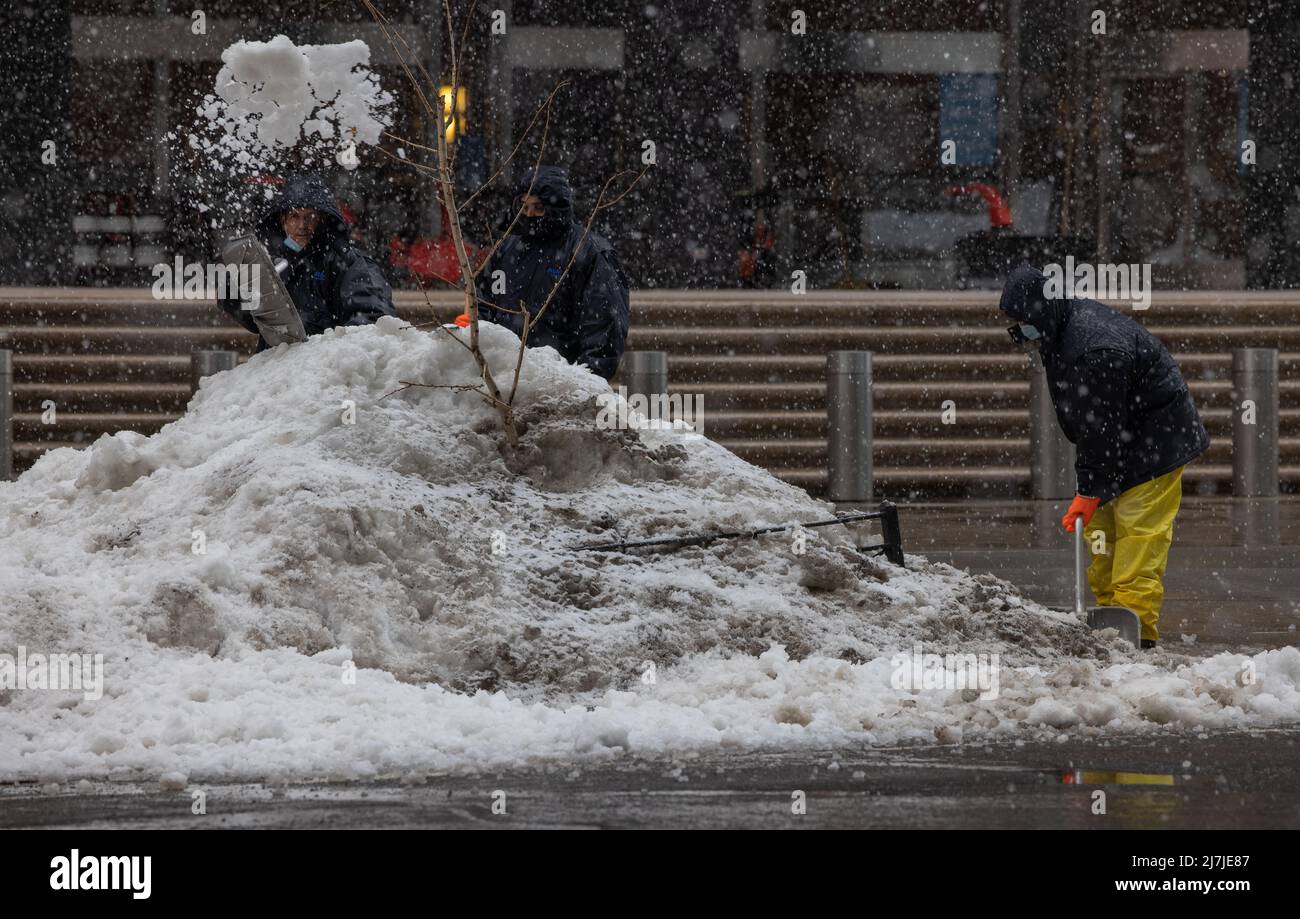 NEW YORK, New York – le 7 février 2021 : un équipage travaille pendant une tempête d'hiver pour enlever la neige d'une chute antérieure à Lower Manhattan. Banque D'Images