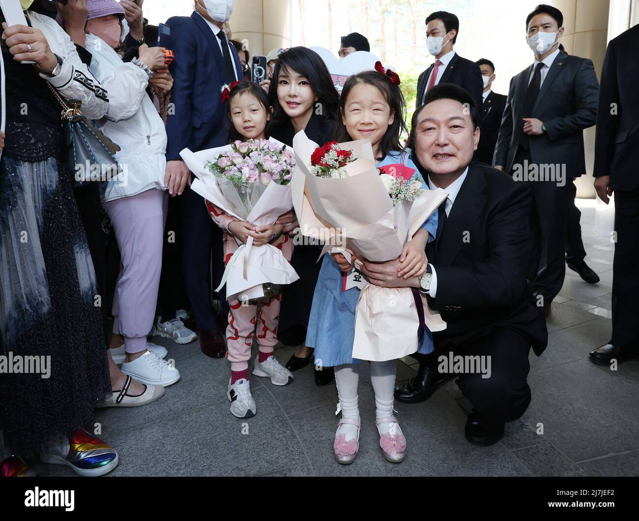 Séoul, Corée du Sud, 10th mai 2022. Inauguration présidentielle le président Yoon Suk-yeol (R), aux côtés de son épouse Kim Keon-hee, pose une photo après avoir reçu des bouquets d'enfants alors qu'il quitte sa résidence privée à Séoul le 10 mai 2022 pour assister à sa cérémonie d'inauguration devant l'Assemblée nationale dans la capitale. Crédit : Yonhap/Newcom/Alay Live News Banque D'Images