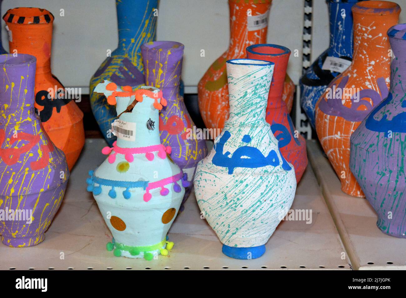 Giza, Egypte, Mars 14 2022: Les bols traditionnels d'eau de poterie avec la décoration du Ramadan et le texte arabe dessus, Traduction (Ramadan généreux) comme un Ramadan Banque D'Images