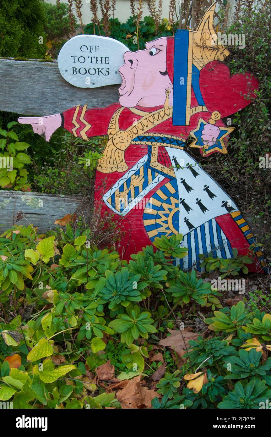 Panneau fantaisie avec connotations « Alice in Wonderland », devant une librairie de Campbell Town, Tasmanie, Australie Banque D'Images