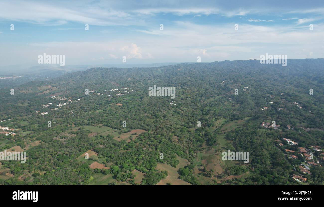 Grandes maisons en vert paysage de montagne vue aérienne de drone Banque D'Images