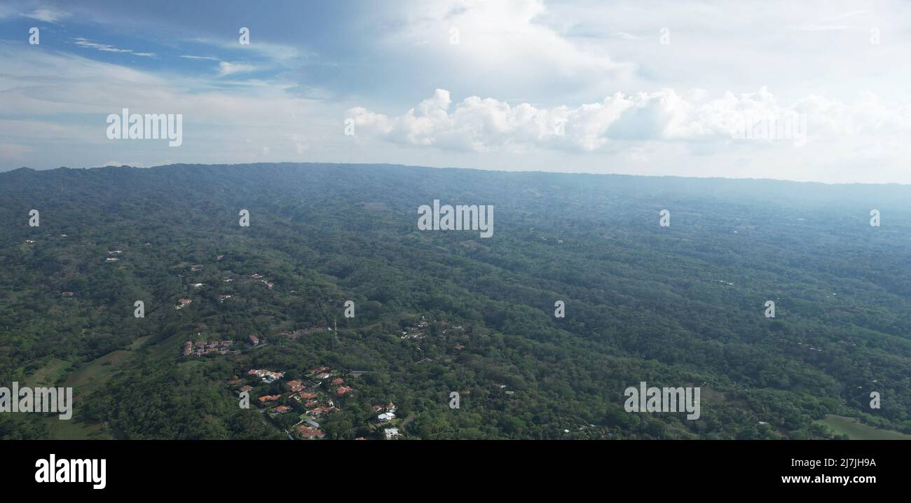 Paysage de montagne vert avec vue sur le drone aérien résidentiel Banque D'Images