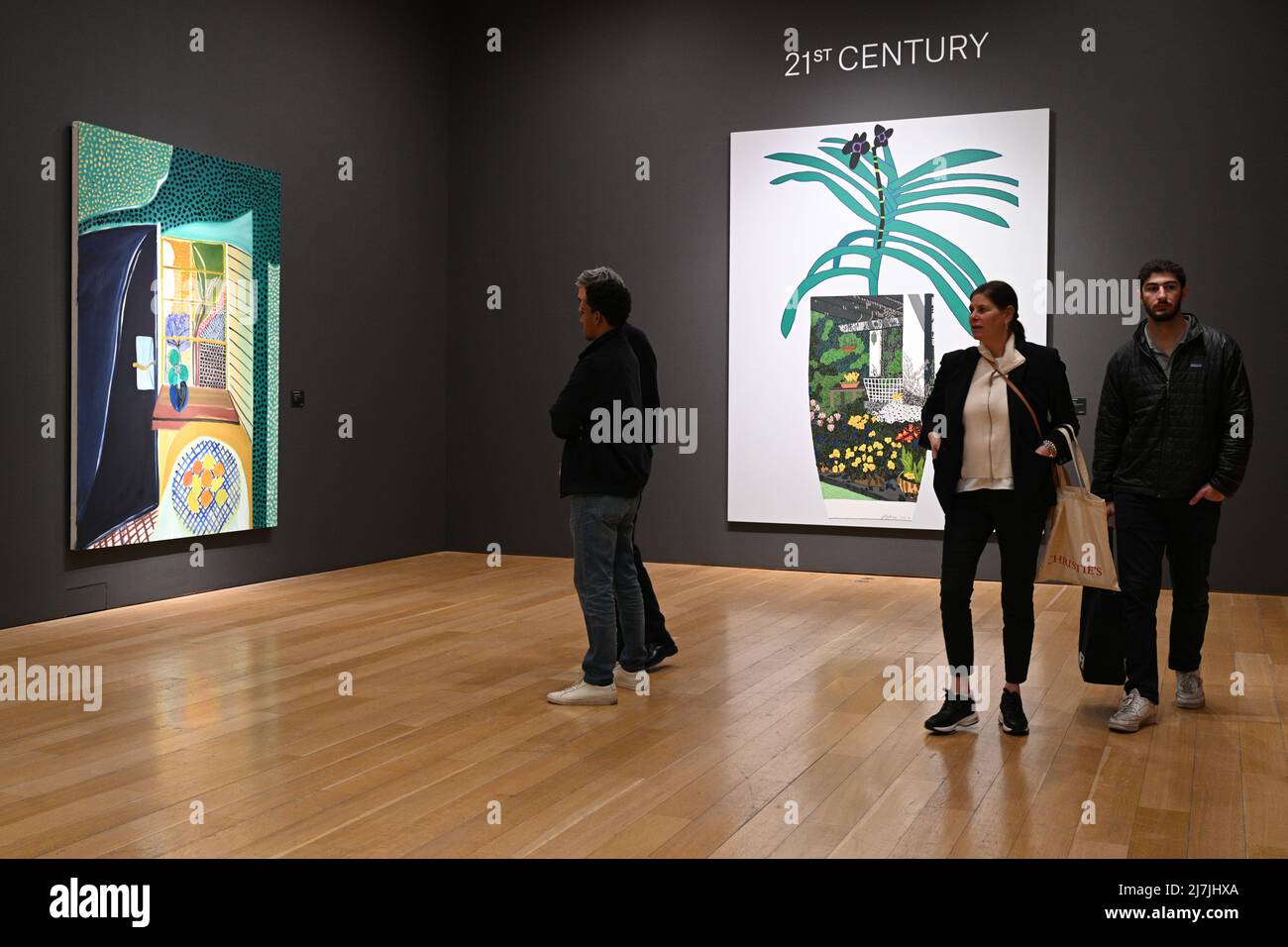 Les gens voient des œuvres d'art pendant un aperçu de la vente du soir du 21st siècle à Christie's le 9 mai 2022 à New York. Banque D'Images