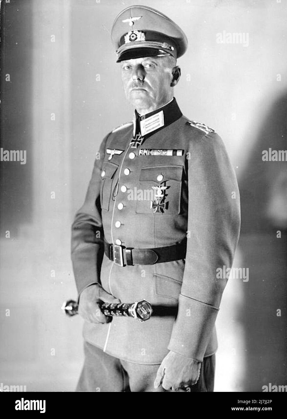 Un portrait du maréchal de Wehrmacht Gerd von Runstedt. Il était commandant du groupe d'armée A en France et était responsable de la décision mal avisée d'arrêter son avance une fois qu'il a atteint la côte de la Manche. C'est cette rupture dans les combats qui a contribué au succès de l'évacuation de Dunkerque. Plus tard, pendant l'opération Barbarossa, il était commandant du Groupe d'Armée massive Sud. Banque D'Images