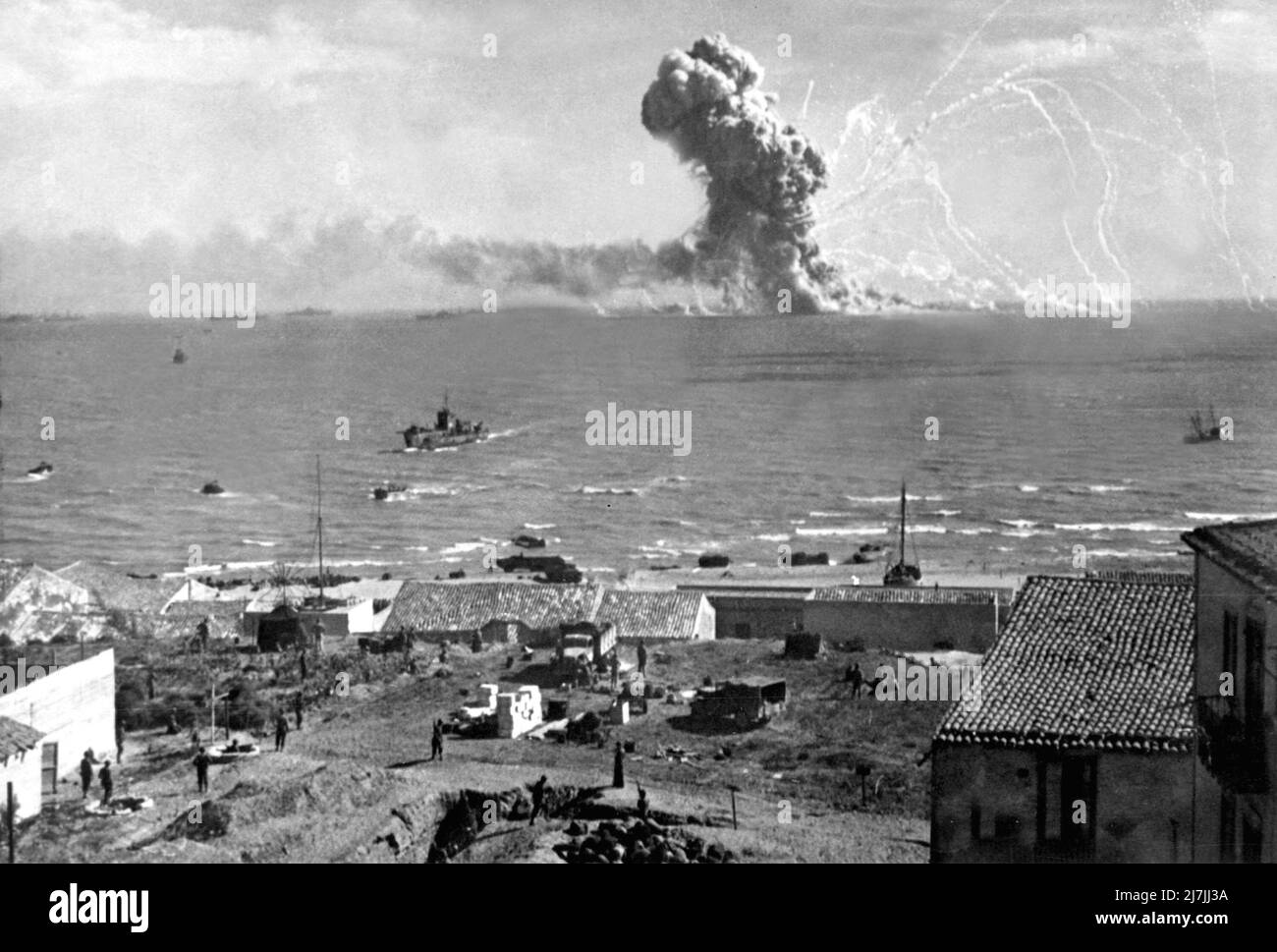 Pendant l'invasion de la Sicile, le navire de la liberté américaine Robert Rowan est frappé par une bombe d'un avion allemand et sa cargaison de munitions explose, au large de Gela, Sicile, Banque D'Images