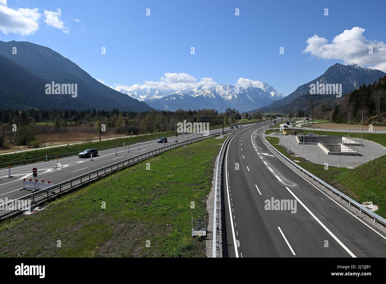 Oberau, Allemagne. 28th avril 2022. Les nouvelles voies d'accès mènent au tunnel Oberau. Après onze années de construction, le contournement incluant le tunnel pour le village d'Oberau est achevé sur l'autoroute fédérale très fréquentée 2 jusqu'à Garmisch-Partenkirchen. (À dpa 'oeil d'une aiguille dans la direction de Garmisch - tunnel Oberau sera ouvert en mai') Credit: Angelika Warmuth/dpa/Alamy Live News Banque D'Images