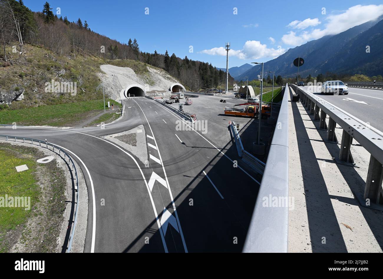 Oberau, Allemagne. 28th avril 2022. Des travaux sont en cours sur le chantier de construction du tunnel d'Oberau. Après onze années de construction, le contournement incluant le tunnel pour le village d'Oberau sur l'autoroute fédérale très fréquentée 2 à Garmisch-Partenkirchen sera achevé. (À dpa 'oeil d'une aiguille dans la direction de Garmisch - tunnel Oberau sera ouvert en mai') Credit: Angelika Warmuth/dpa/Alamy Live News Banque D'Images