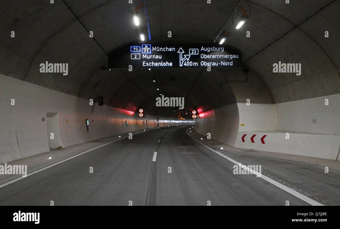 Oberau, Allemagne. 28th avril 2022. À l'avenir, les panneaux d'affichage du nouveau tunnel Oberau montreront aux conducteurs la voie. Après onze années de construction, le contournement et le tunnel pour la ville d'Oberau sur l'autoroute fédérale très fréquentée 2 à Garmisch-Partenkirchen seront achevés. (À dpa 'oeil d'une aiguille dans la direction de Garmisch - tunnel Oberau sera ouvert en mai') Credit: Angelika Warmuth/dpa/Alamy Live News Banque D'Images