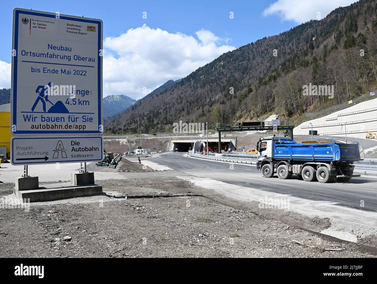 Oberau, Allemagne. 28th avril 2022. Des travaux sont encore en cours sur le chantier de construction du tunnel Oberau. Après onze années de construction, le contournement incluant le tunnel pour le village d'Oberau sera achevé sur l'autoroute fédérale très fréquentée 2 jusqu'à Garmisch-Partenkirchen. (À dpa 'oeil d'une aiguille dans la direction de Garmisch - tunnel Oberau sera ouvert en mai') Credit: Angelika Warmuth/dpa/Alamy Live News Banque D'Images