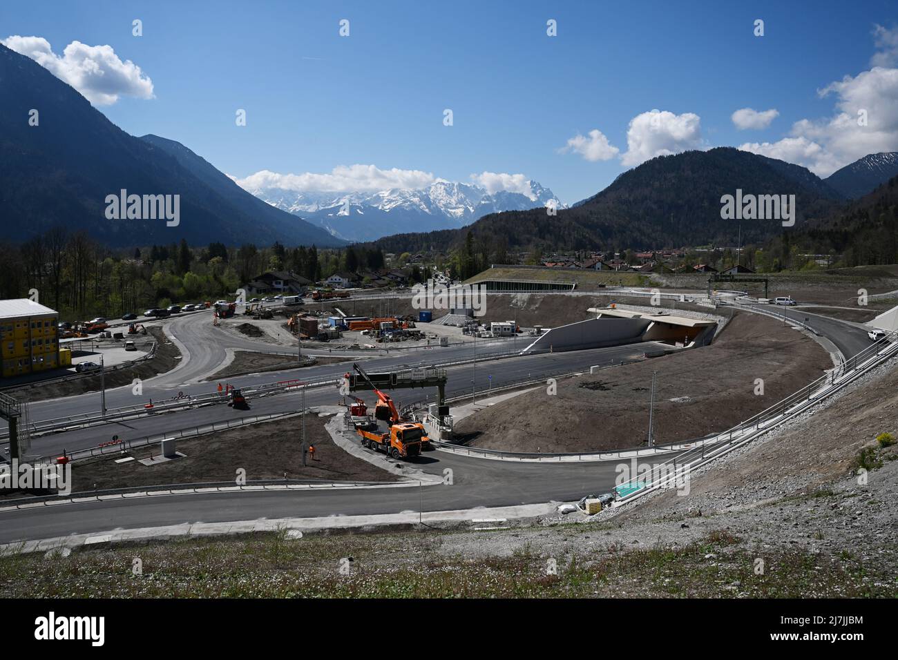Oberau, Allemagne. 28th avril 2022. Des travaux sont encore en cours sur le chantier de construction du tunnel Oberau. Après onze années de construction, le contournement incluant le tunnel pour le village d'Oberau sera achevé sur l'autoroute fédérale très fréquentée 2 jusqu'à Garmisch-Partenkirchen. (À dpa 'oeil d'une aiguille dans la direction de Garmisch - tunnel Oberau sera ouvert en mai') Credit: Angelika Warmuth/dpa/Alamy Live News Banque D'Images