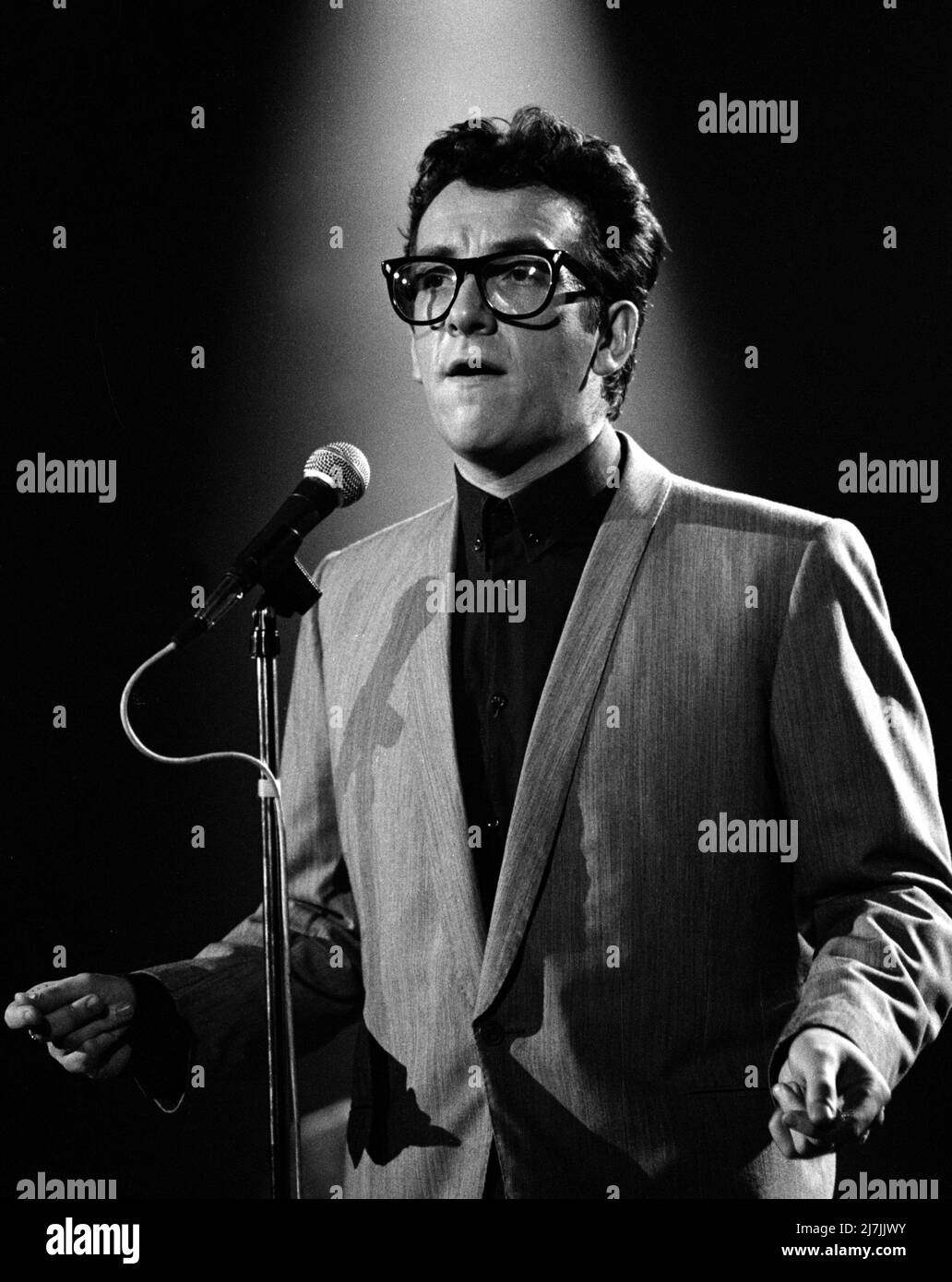 Elvis Costello se produit sur Solid Gold en 1983 Credit: Ron Wolfson / MediaPunch Banque D'Images