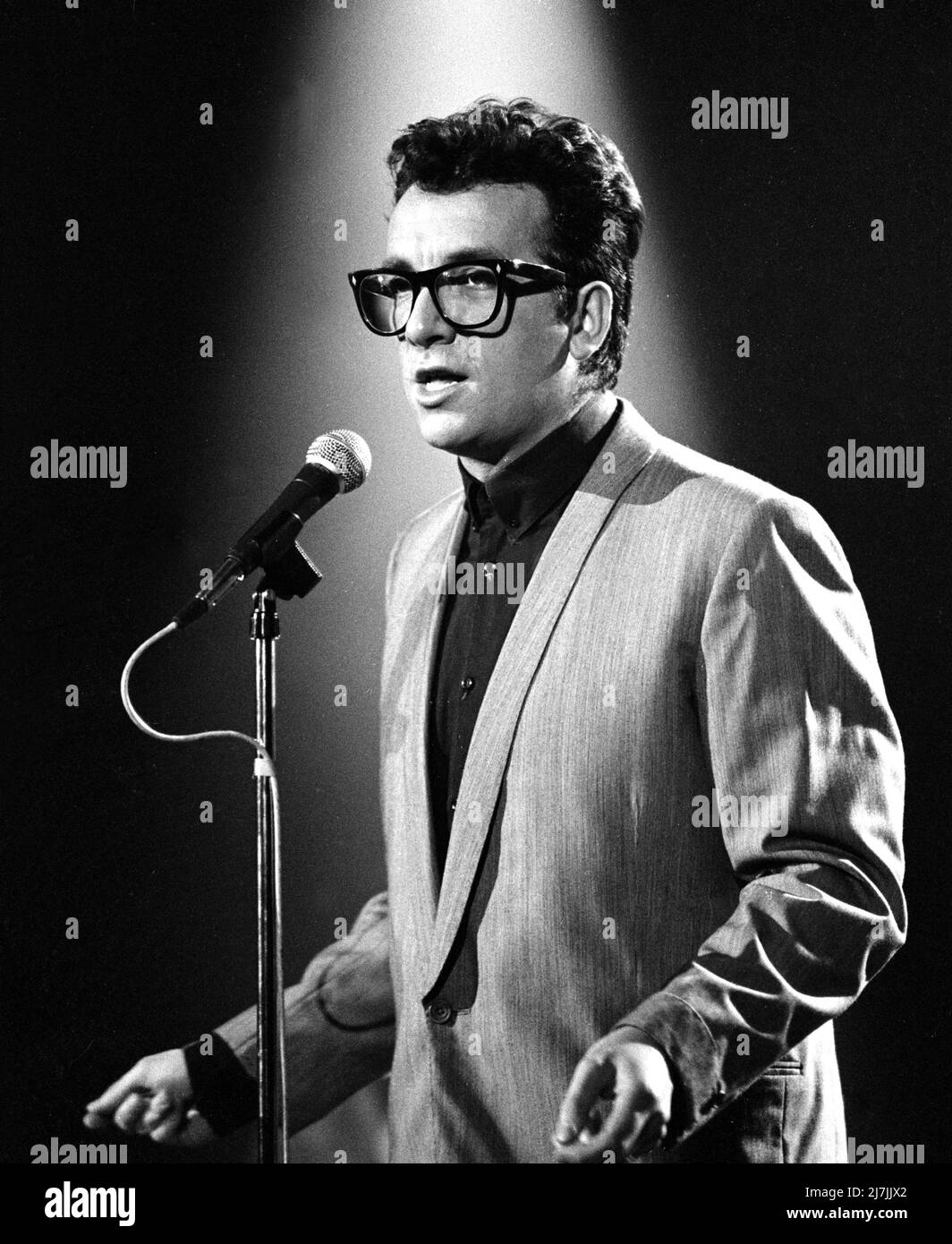 Elvis Costello se produit sur Solid Gold en 1983 Credit: Ron Wolfson / MediaPunch Banque D'Images