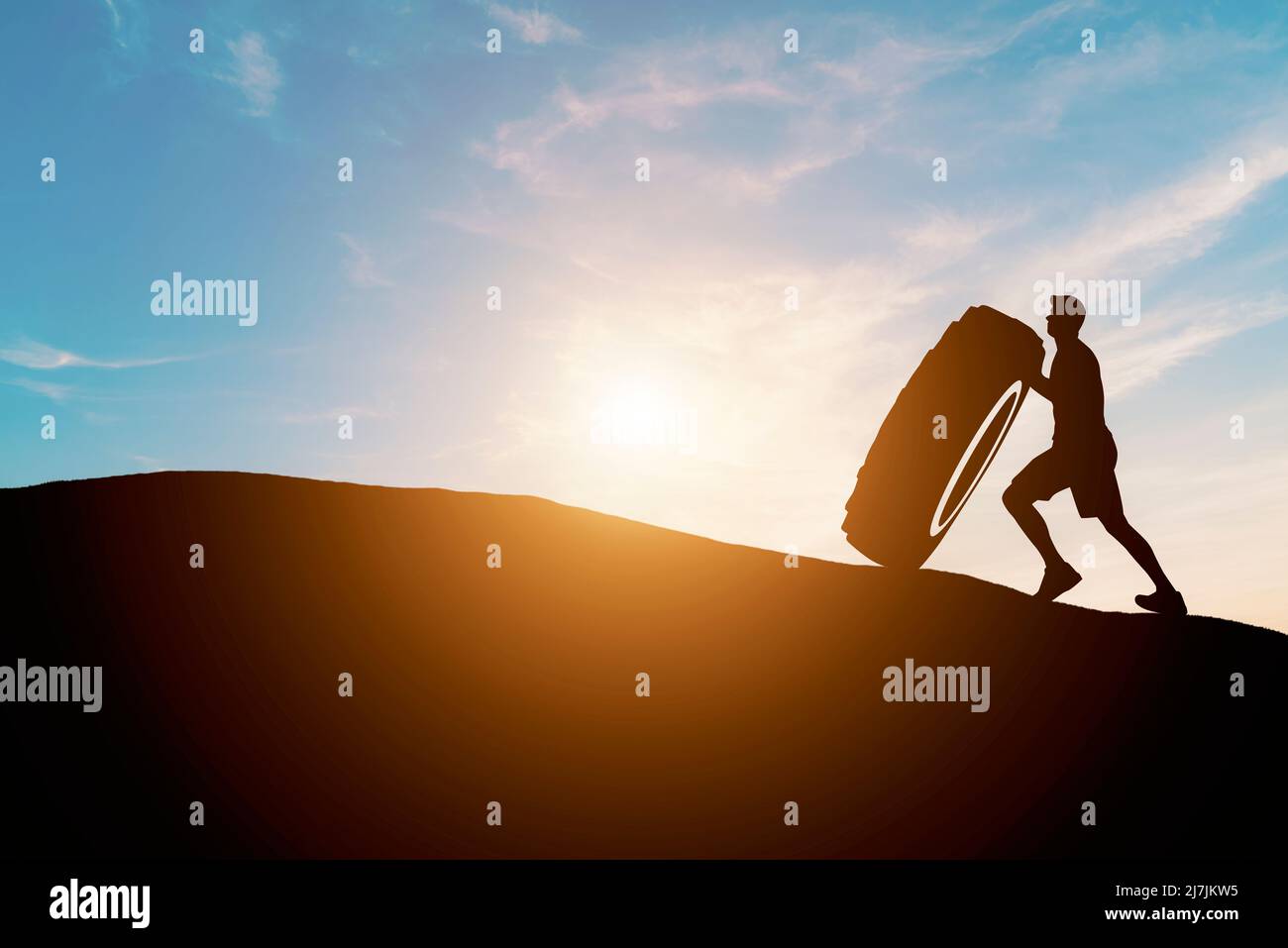 Conduite et objectifs Homme faisant sport voiture pneu montagne coucher de soleil Banque D'Images