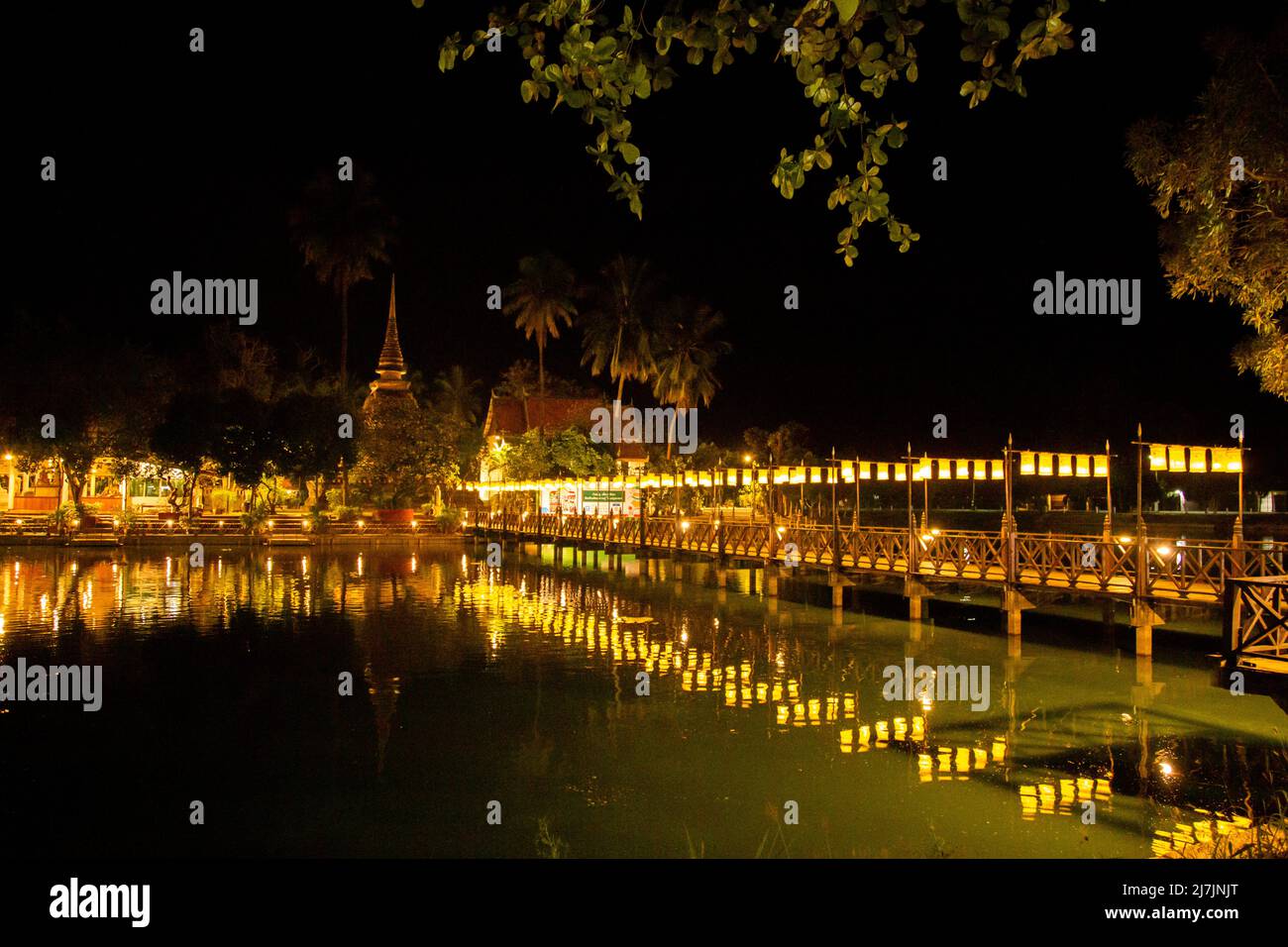 Temple Wat Traphang Thong la nuit dans le parc historique de Sukhothai, Thaïlande Banque D'Images