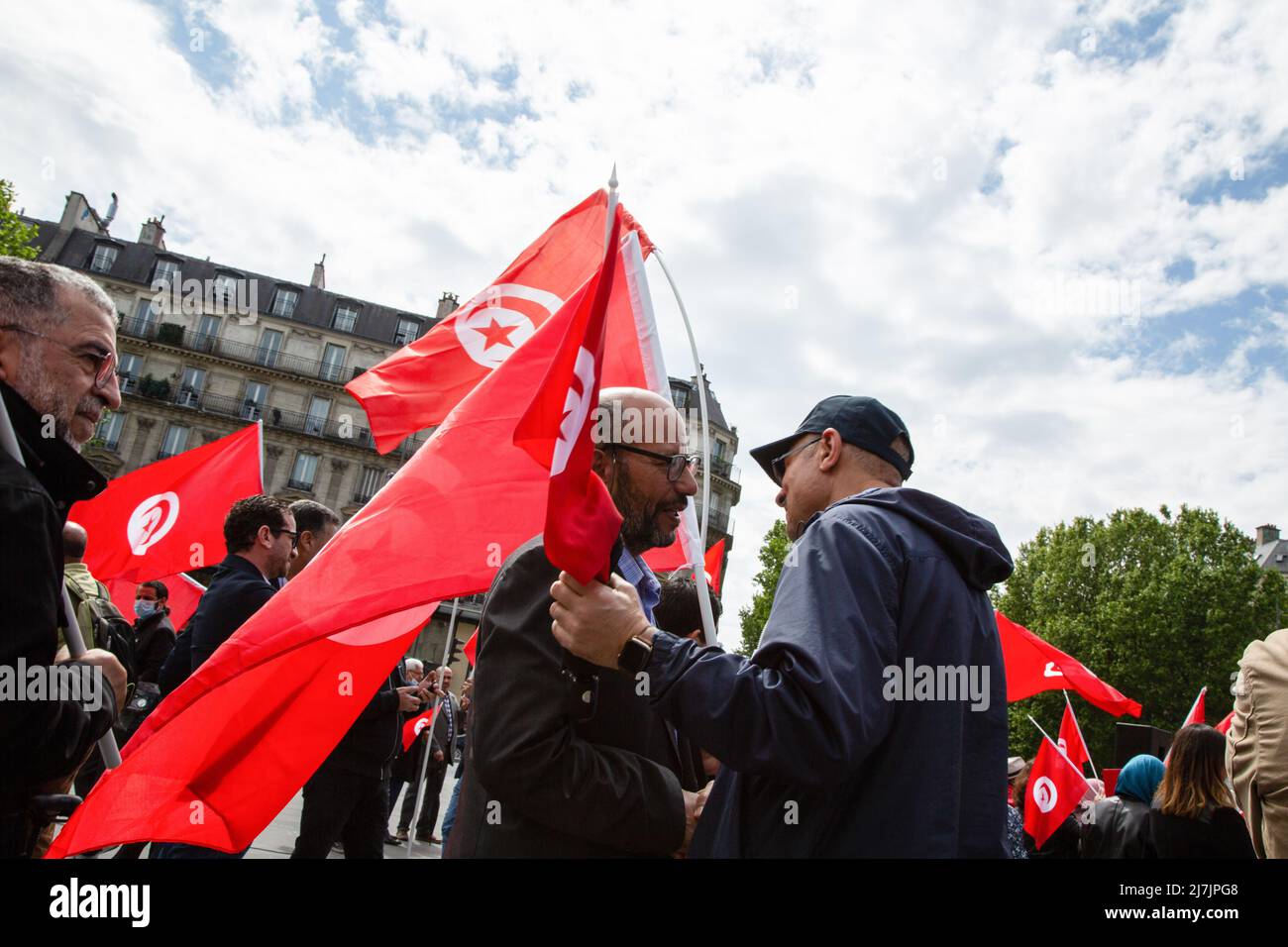 Paris, France. 07th mai 2022. Les hommes se saluent lors d'une manifestation contre le président tunisien Kaïs Saïed au centre de la capitale française Paris. A Paris, une cinquantaine de participants ont protesté contre le président tunisien Kaïs Saïed parce qu'il avait suspendu la constitution. Ils considèrent le président comme trop autoritaire et appellent à un système politique véritablement démocratique. (Photo de Léa Ferté/SOPA Images/Sipa USA) crédit: SIPA USA/Alay Live News Banque D'Images