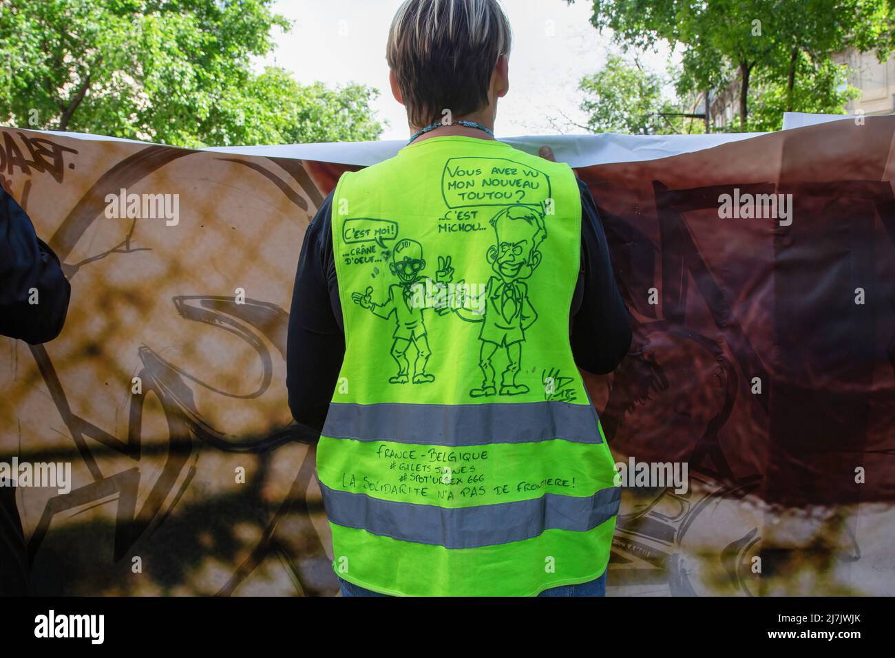 Paris, France. 07th mai 2022. Un manifestant portant une caricature sur sa veste jaune lors de la manifestation contre le président français Emmanuel Macron et le référendum initié par le citoyen (RIC en français). Des centaines de "gilets jaunes" (Gilets Jaunes en français) se sont rassemblés à Paris pour protester contre le gouvernement français d'Emmanuel Macron. Ils protestent contre les nécessités de base, l'impôt social et l'inflation de la justice climatique. Ils exigent également le référendum initié par le citoyen (RIC en français). Crédit : SOPA Images Limited/Alamy Live News Banque D'Images