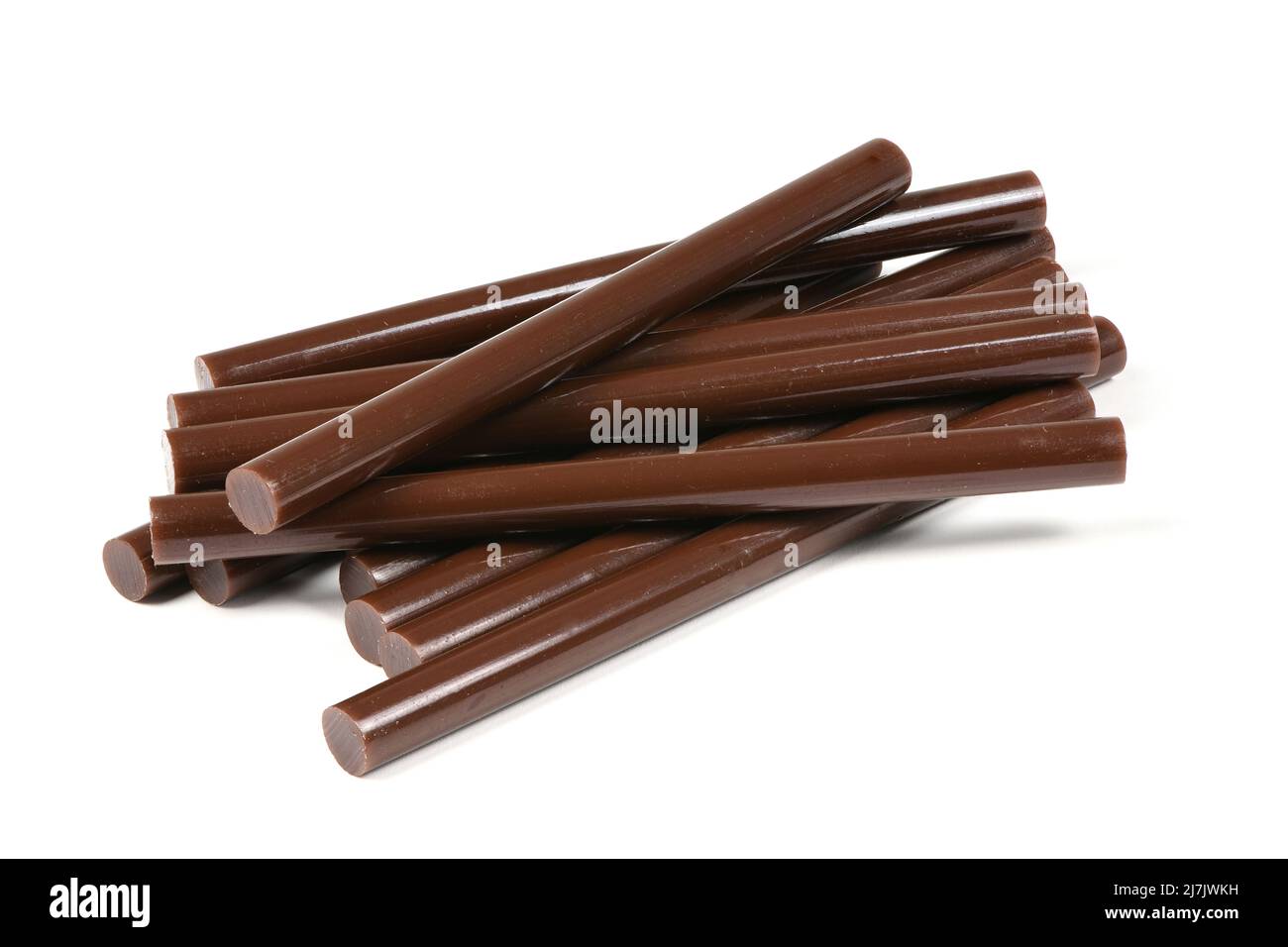 Tiges en silicone marron pour pistolet à colle isolé sur blanc. Photo haute résolution. Profondeur de champ complète. Banque D'Images