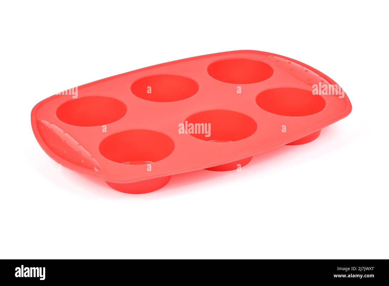 Forme en silicone rouge pour cuire des muffins et des cupcakes sur fond blanc. Vue latérale. Photo haute résolution. Profondeur de champ complète. Banque D'Images
