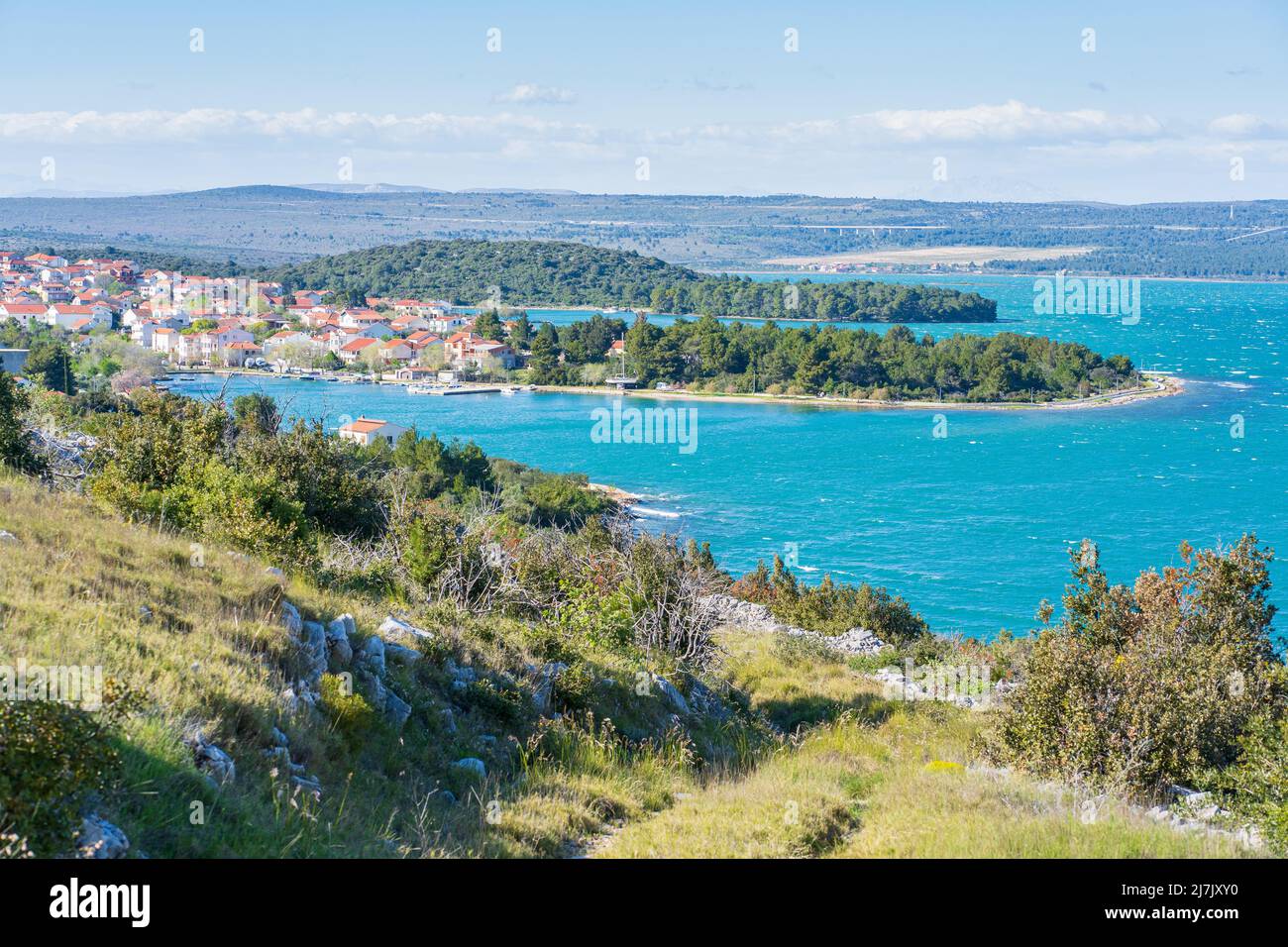 Un village côtier croate vue sur le paysage depuis une route de randonnée Banque D'Images