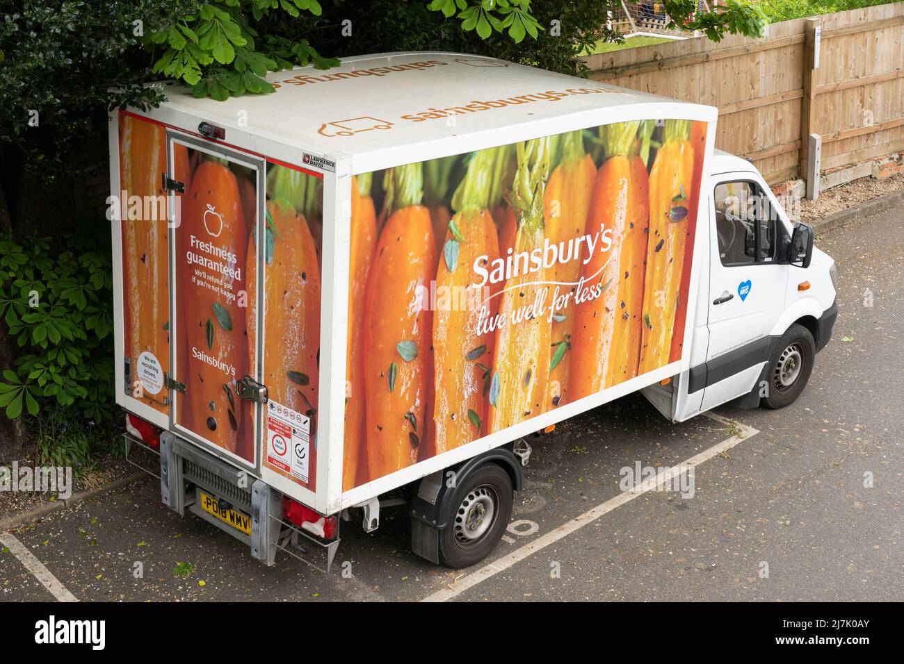 Une fourgonnette de livraison de courses en ligne Sainsbury garrée pour livraison de nourriture avec le logo Sainsburys à Basingstoke. Angleterre Banque D'Images