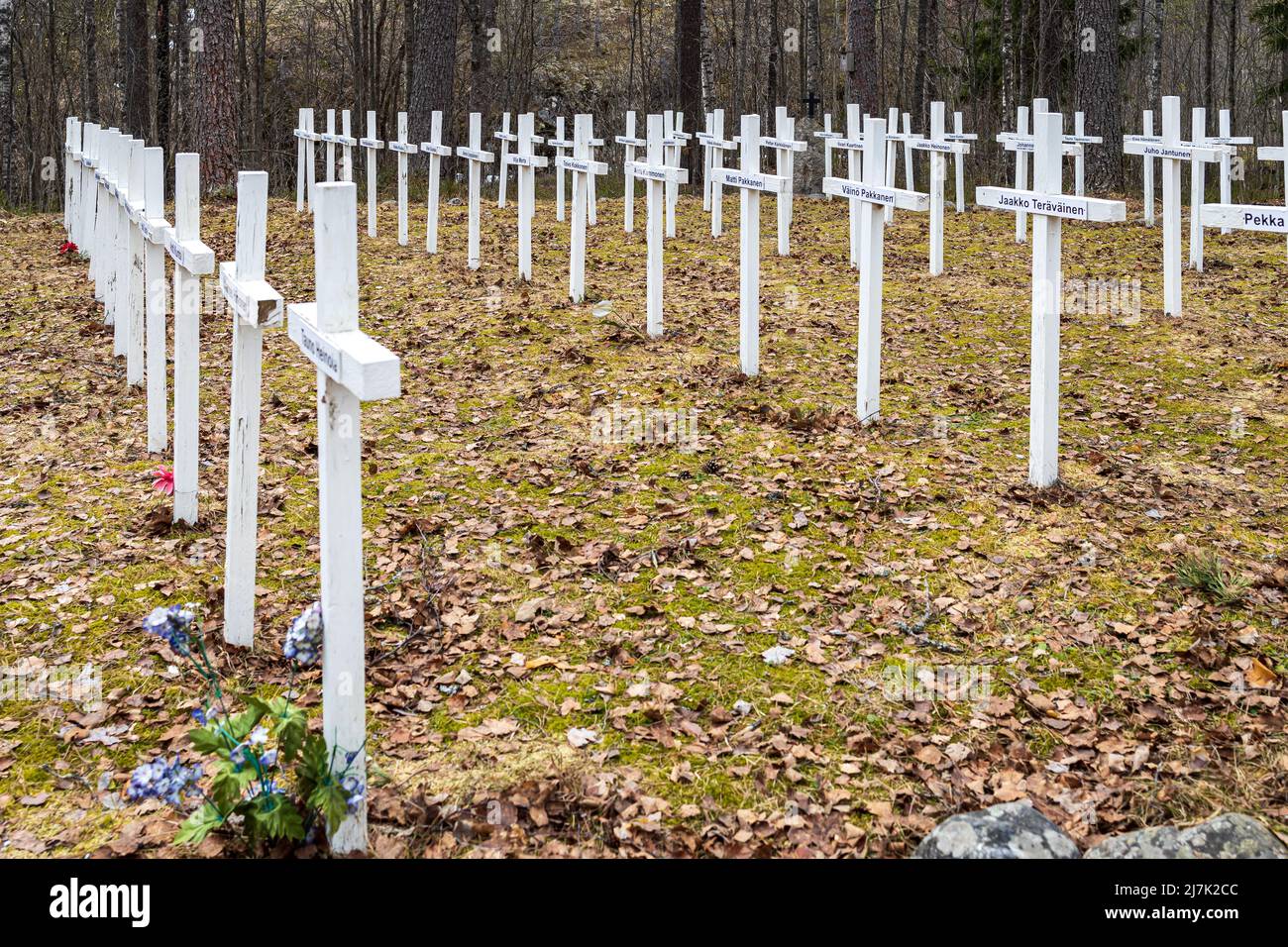 RUSSIE, CARÉLIE - 18 septembre 2021 : ancien cimetière militaire finlandais près de la chirque à Lumivaara. Banque D'Images