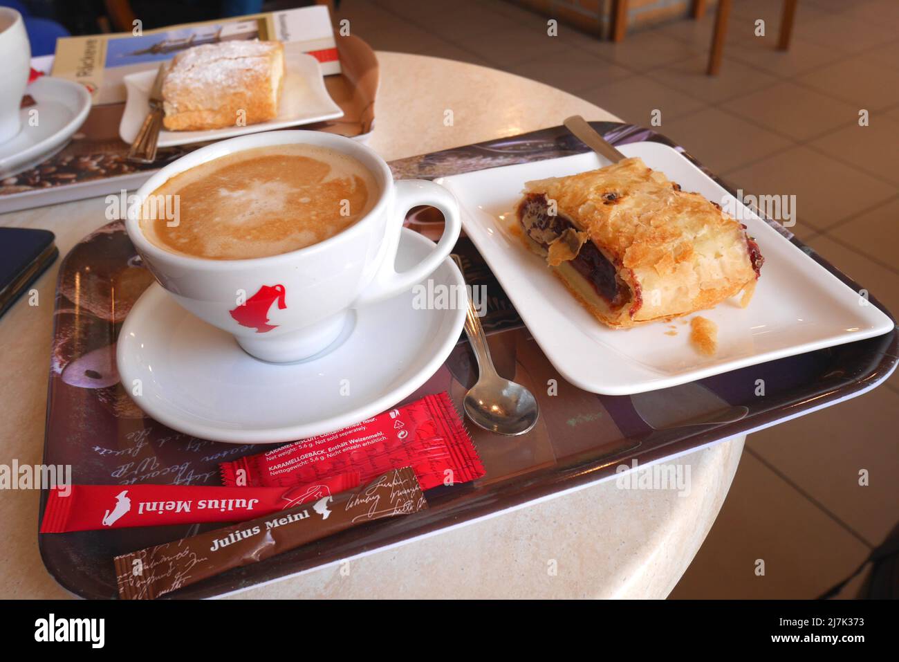 Une tasse de café et une strudel de cerise, rete, dans un café Julius Meinl, Rackeve, Hongrie Banque D'Images