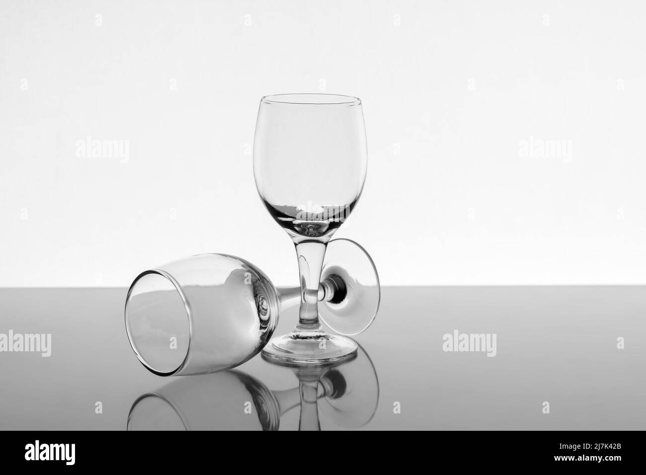 Deux verres à vin vides avec réflexion sur l'arrière-plan, vue de face Banque D'Images