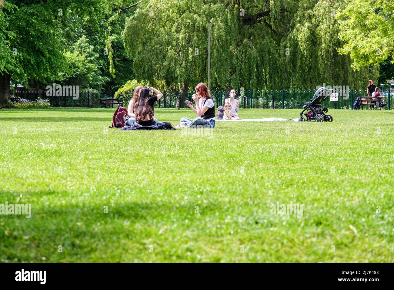Epsom Surrey, Londres, le 09 2022 mai, des groupes de jeunes assis sur l'herbe dans Un parc relaxant et parlant Banque D'Images