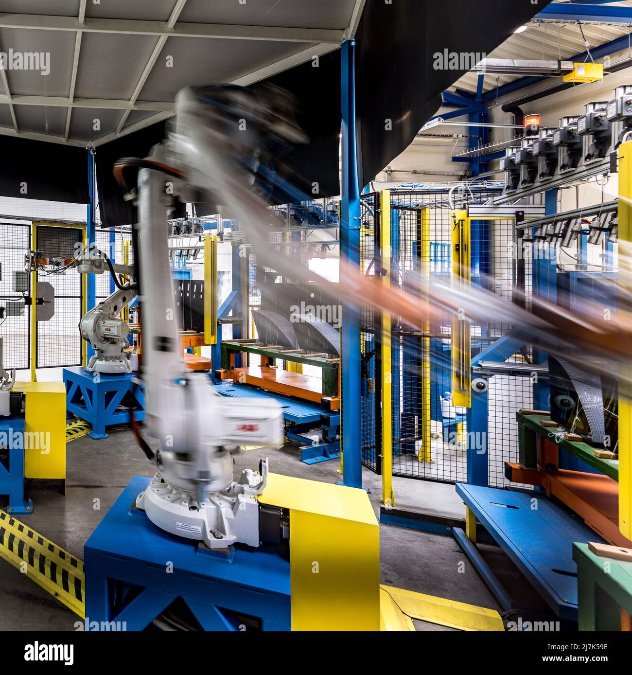 Production robotisée de verre de voiture dans l'usine AGC Automotive