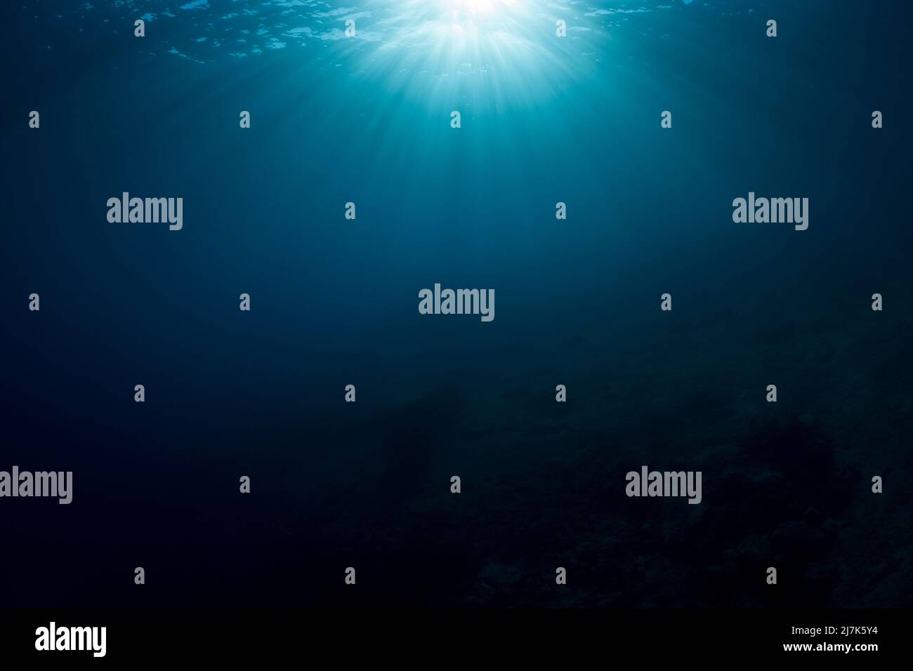 Rayons du soleil dans l'Océan Bleu, l'île de vis, la mer Méditerranée, Croatie Banque D'Images