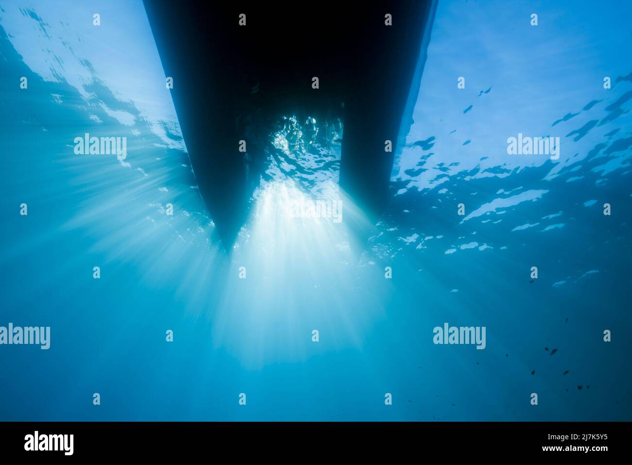 Rayons du soleil dans l'Océan Bleu, l'île de vis, la mer Méditerranée, Croatie Banque D'Images