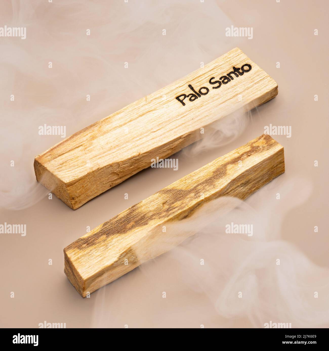 Bâtons d'un arbre de Palo Santo sur fond beige. Encens naturels de l'arbre sacré d'Amérique du Sud. Aromathérapie, traitement anti-stress Banque D'Images