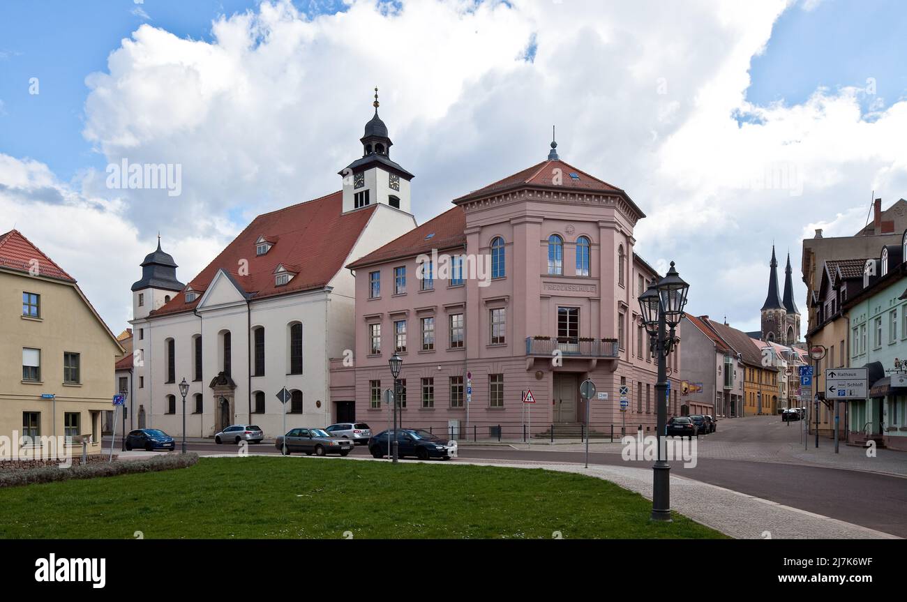Köthen Anhalt Blick v NW auf Agneskirche erbaut 1694-99 Gemeindekirche v J S Bach 1717-23 u ehem herzögliche Töchterschule 1839 vollendet 74623 rechts Banque D'Images