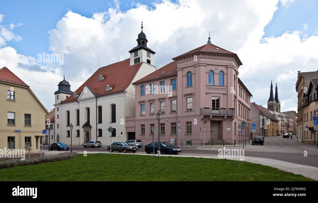 Köthen Anhalt Blick v NW auf Agneskirche erbaut 1694-99 Gemeindekirche v J S Bach 1717-23 u ehem herzögl Töchterschule 1839 vollendet 74624 rechts Tür Banque D'Images
