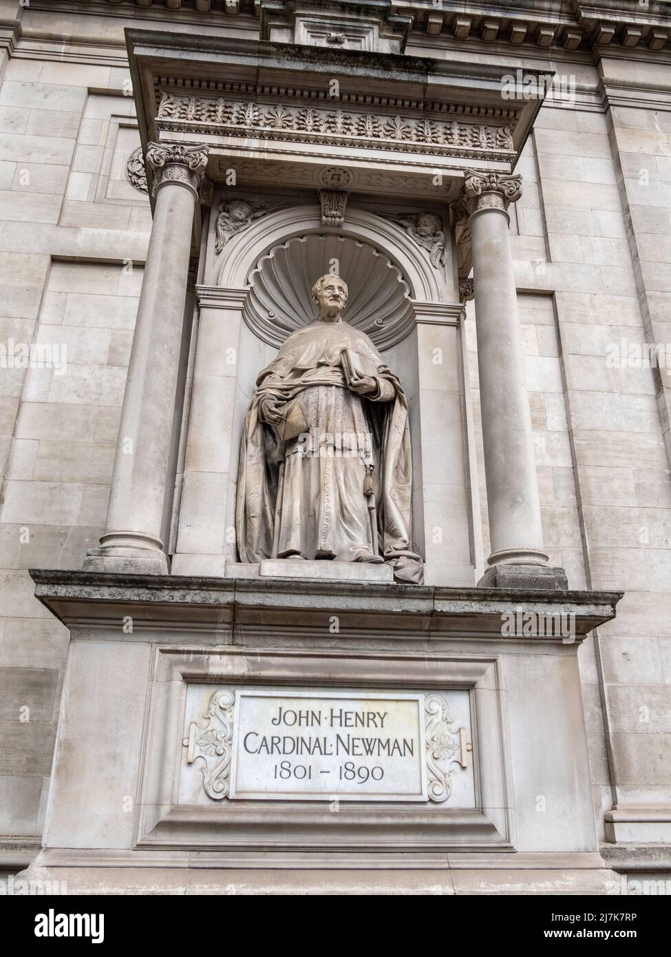 Statue du cardinal John Henry Newman, 1801-1890 devant l'Oratoire de Brompton, l'église qu'il fonde en 1884; Kensington, Londres, Royaume-Uni Banque D'Images