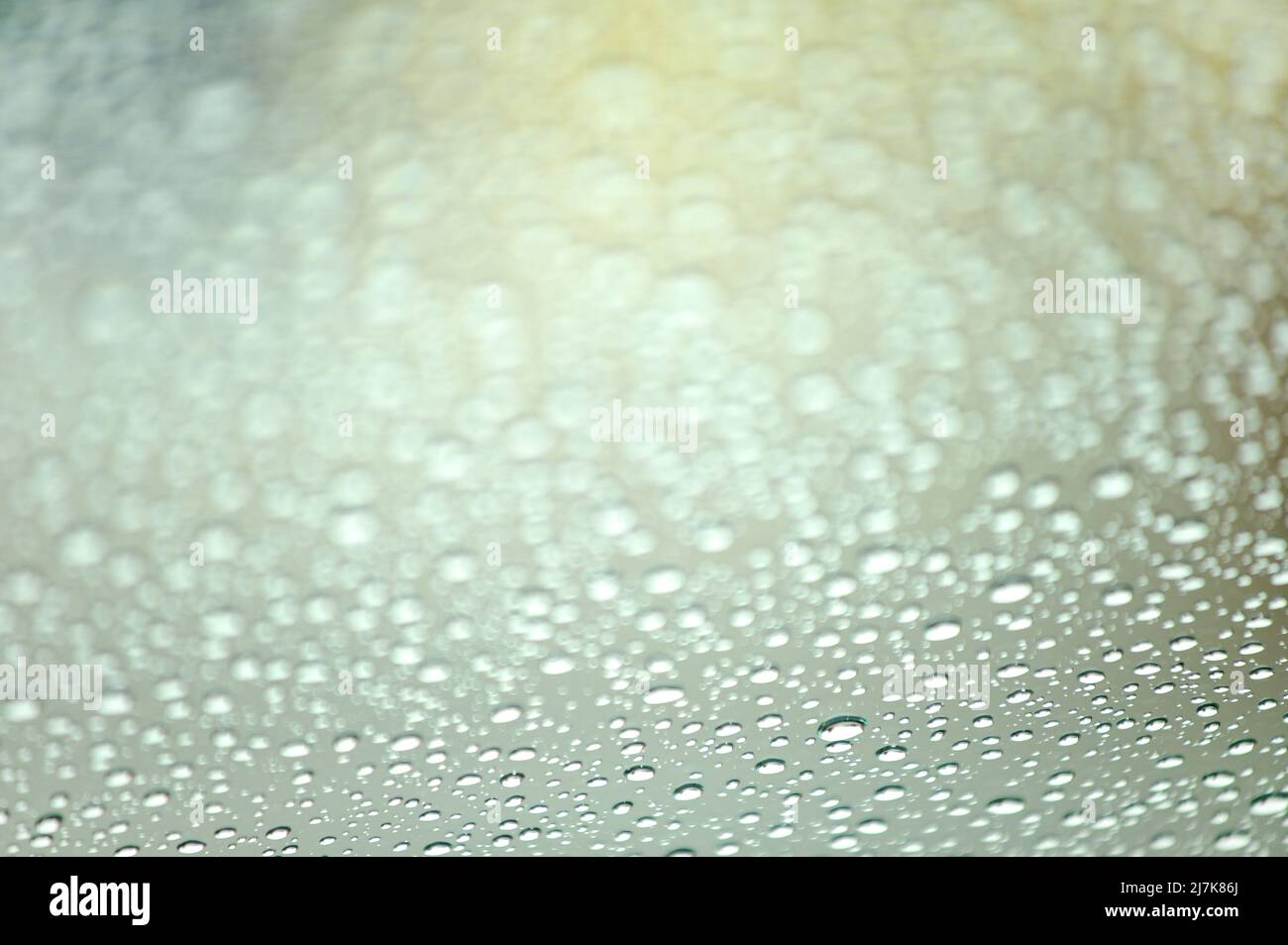 Gros plan relaxant de gouttes d'eau de pluie sur un verre Banque D'Images