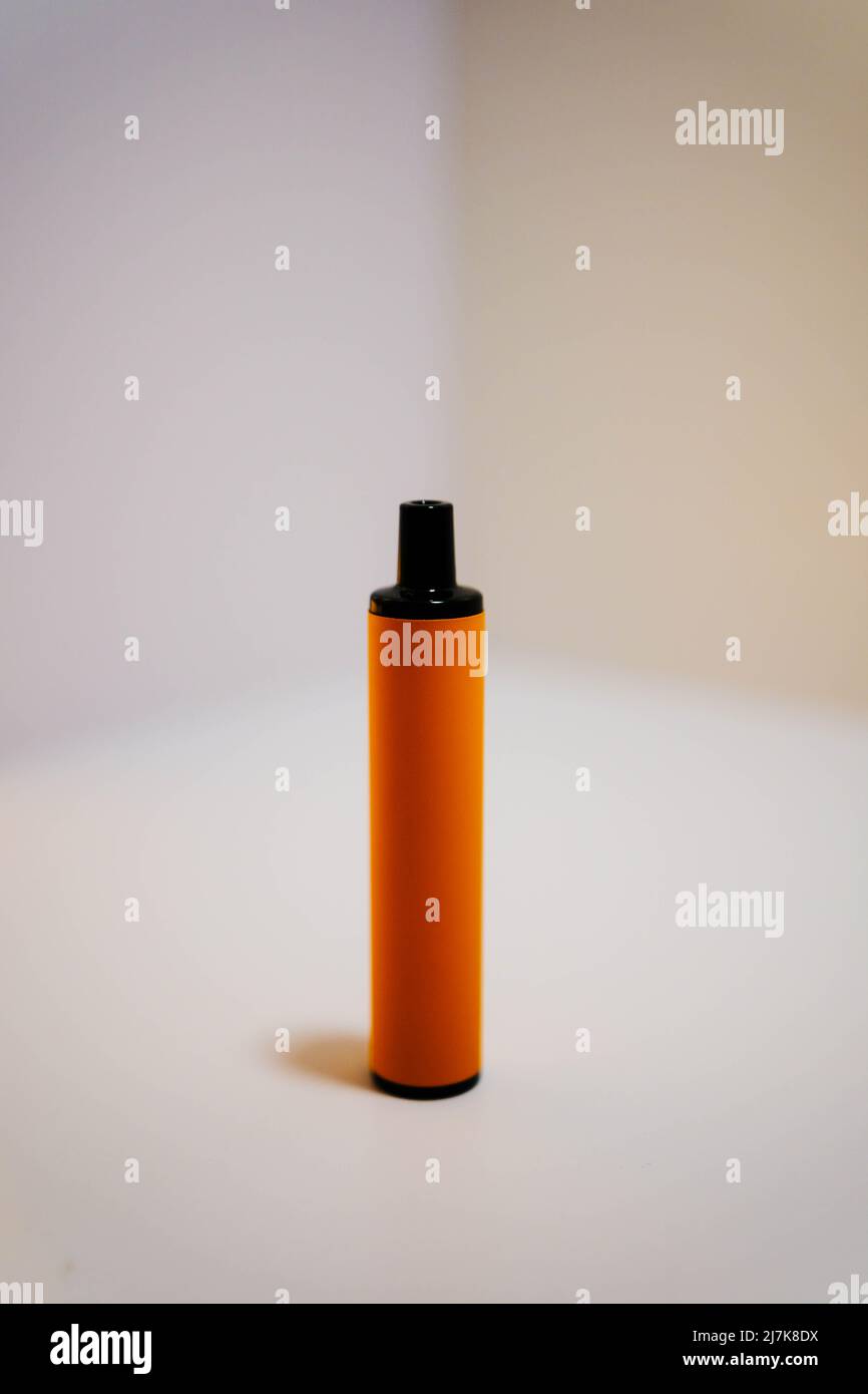 Cigarette lectronique orange jetable sur fond blanc vif Photo Stock - Alamy