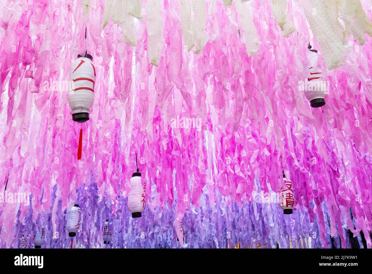 8-21-2015 Barcelone Espagne: Détail de la décoration avec des plastiques peints comme un plafond pour décorer la rue pendant les festivités de la Gracia nei Banque D'Images