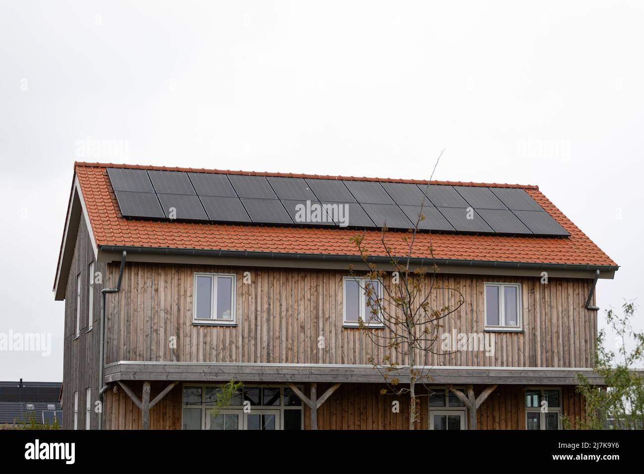 Panneaux photovoltaïques solaires dans une maison de village écologique à Oosterwold, Almere, pays-Bas Banque D'Images