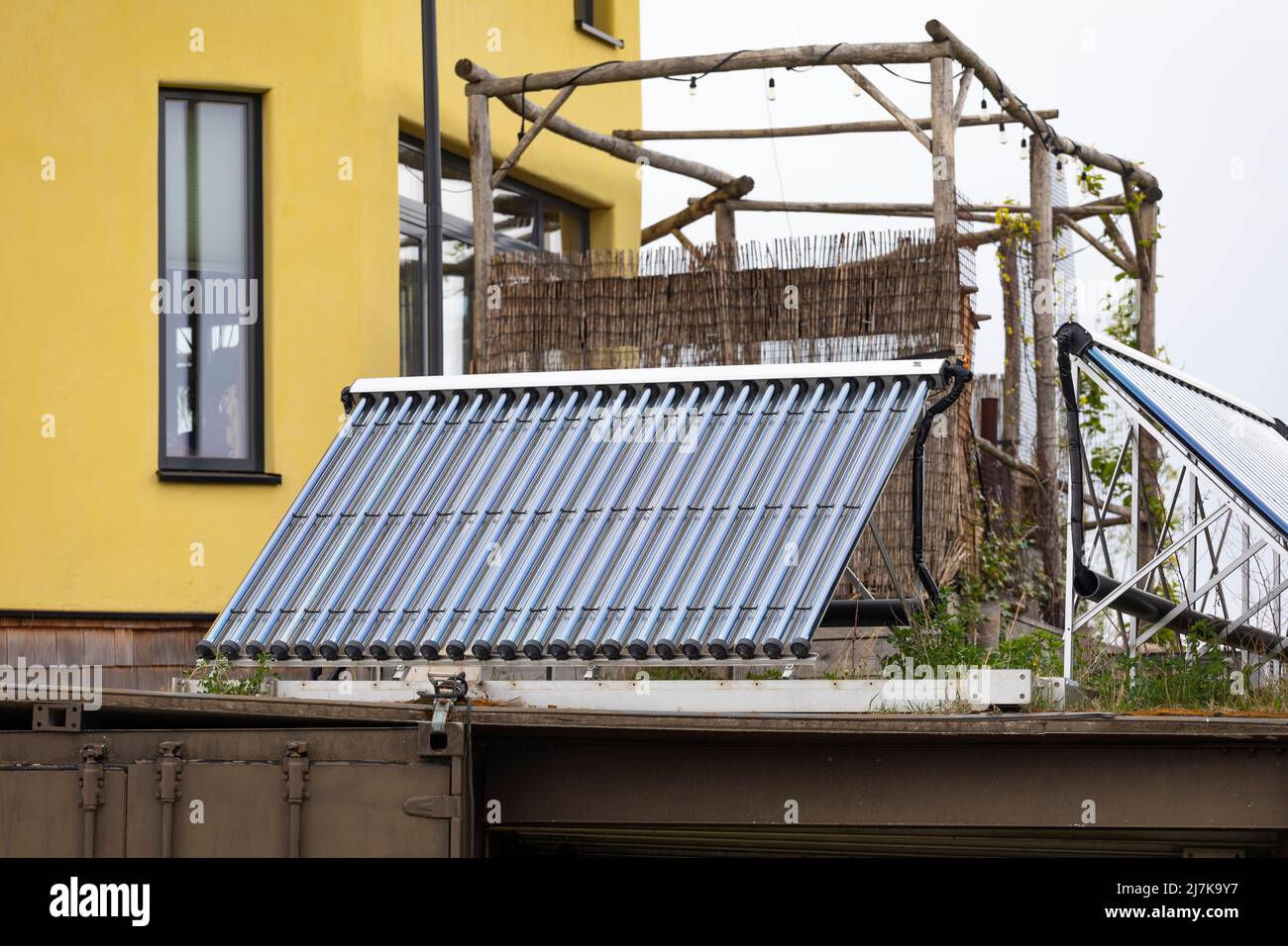 Tubes à vide de chauffage solaire au village écologique d'Oosterwold, Almere, pays-Bas Banque D'Images