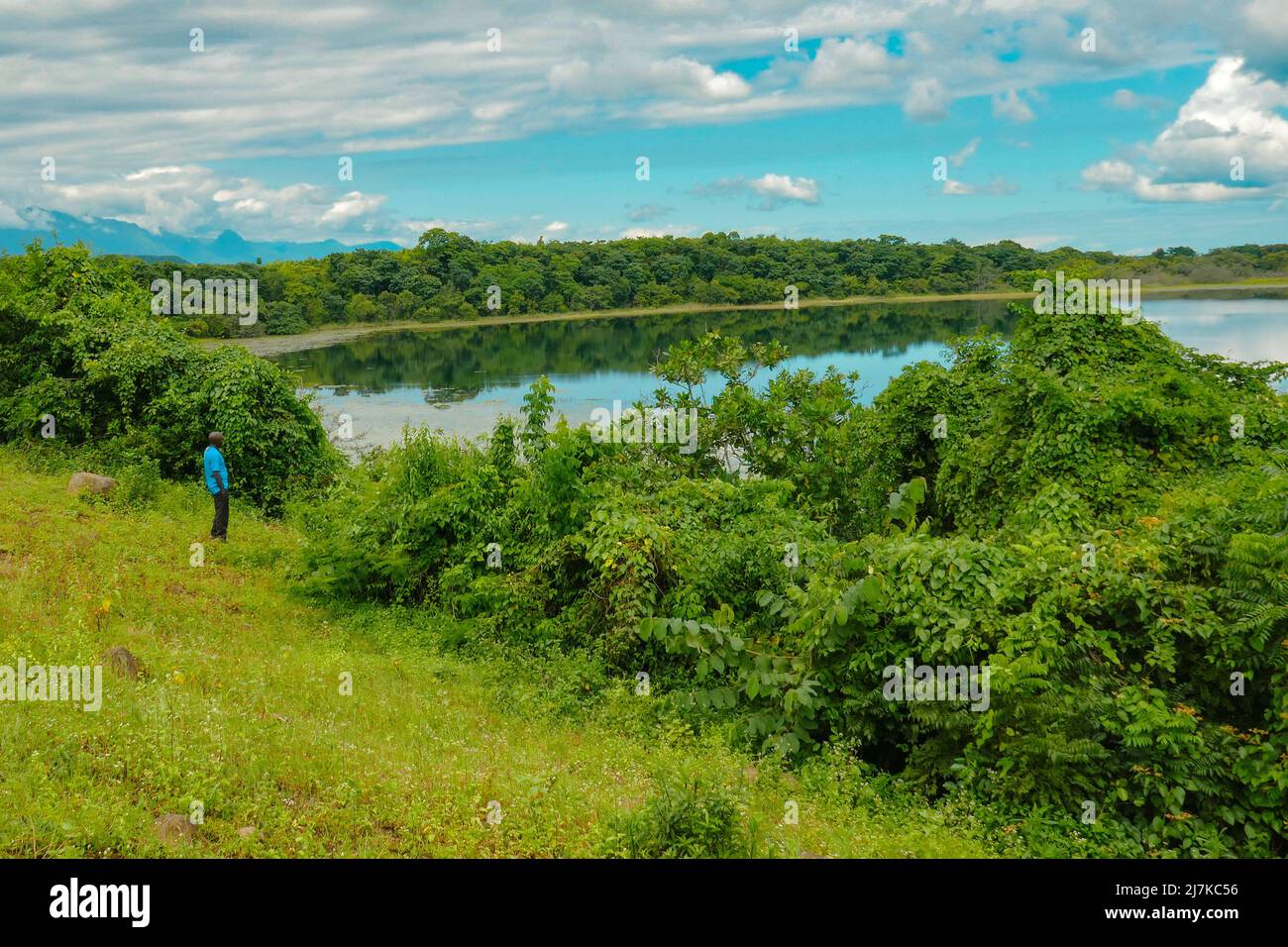 Homme à un point de vue panoramique au lac Ikapu carter à Mbeya, Tanzanie Banque D'Images