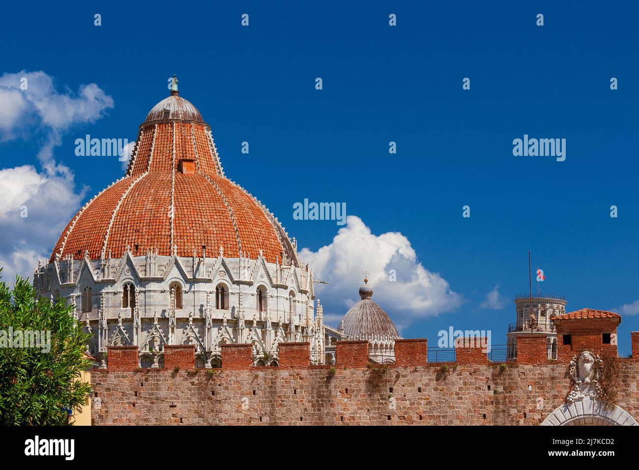 Pise trois monuments les plus célèbres : Tour penchée, Baptistère et dômes de la cathédrale, vus de l'extérieur de la ville anciens murs, avec le ciel bleu et le clo blanc Banque D'Images