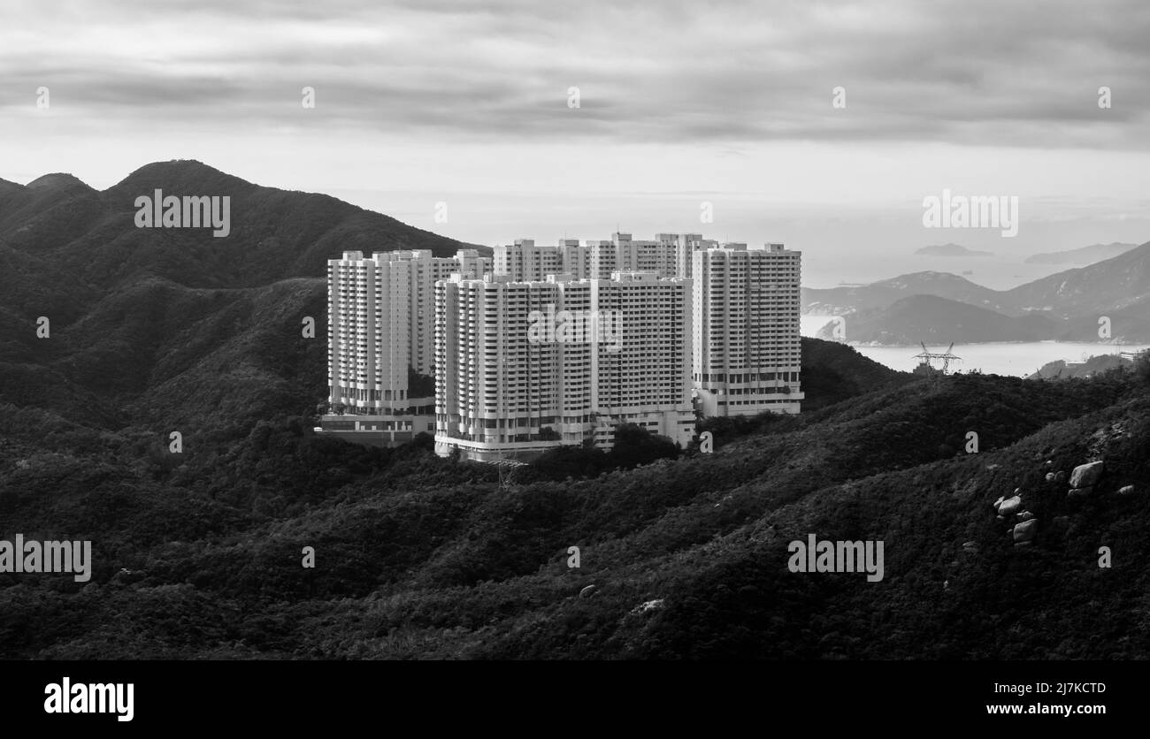 De grands bâtiments resedentiels apparemment au milieu d'un parc de campagne à Hong Kong. Monochrome. Banque D'Images