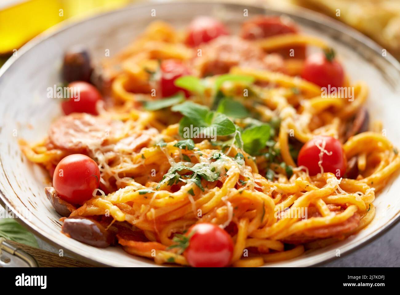 Cuisine italienne : délicieux pâtes maison avec saucisse épicée, sauce tomate Banque D'Images